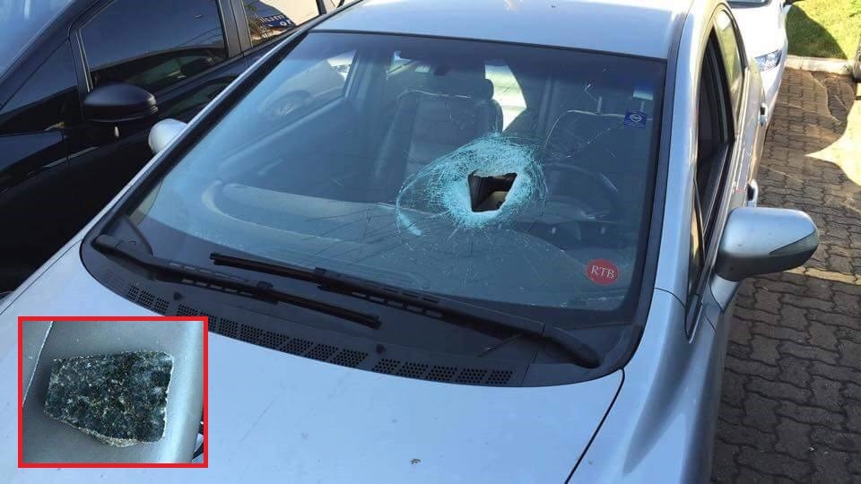Para forçar a parada, marginais atiram pedras no veículos 
