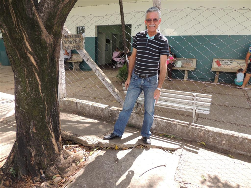 Calçada apresenta falhas e desníveis, colocando em risco segurança de pedestres