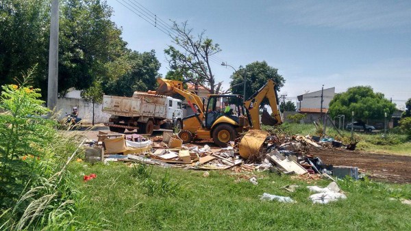 Prefeitura efetua limpeza e roçagem em área pública