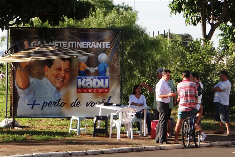 Kadu recebeu diversos moradores do bairro, de diferentes idades, no gabinete itinerante