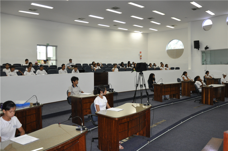 Alunos ocupam mesas de vereadores durante sessão simulada