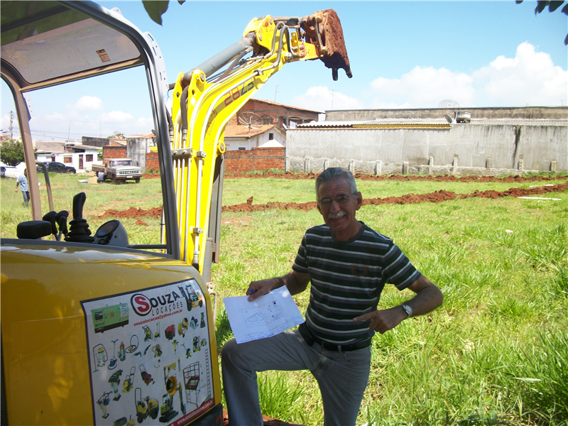 Carlão Motorista visita obras de área de lazer no Jardim Europa.
