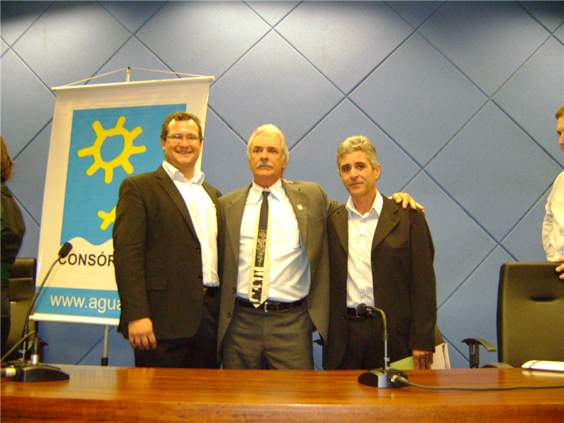 Danilo e Anízio ao lado do presidente do Consórcio PCJ, o vereador Sebastião dos Santos, de Campinas.