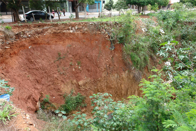 Cratera cresceu rapidamente em poucos meses, preocupando moradores