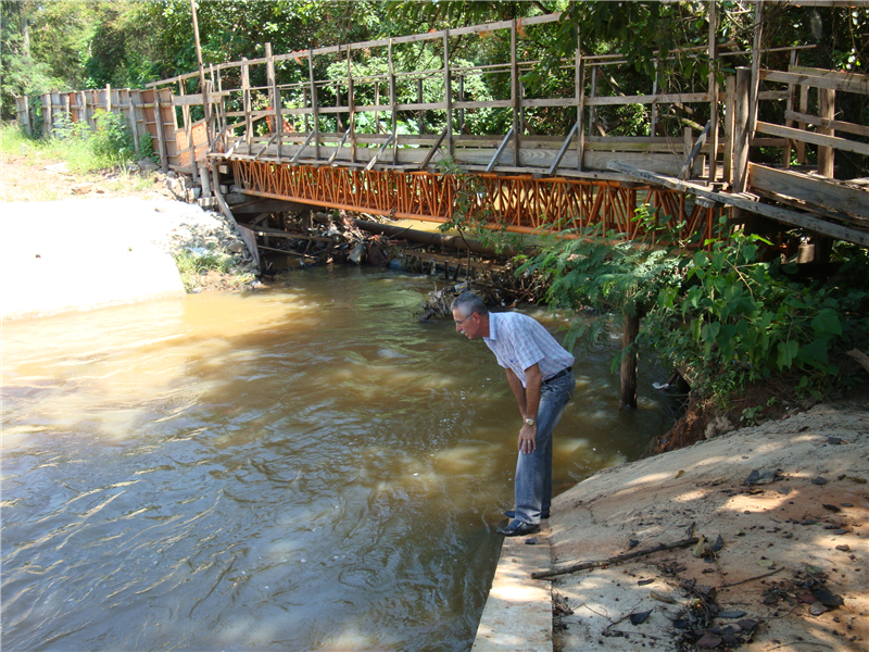 Carlão visita obras na Ponte da Represinha.