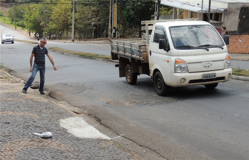 Carlão verifica situação na avenida Augusto Scomparim.