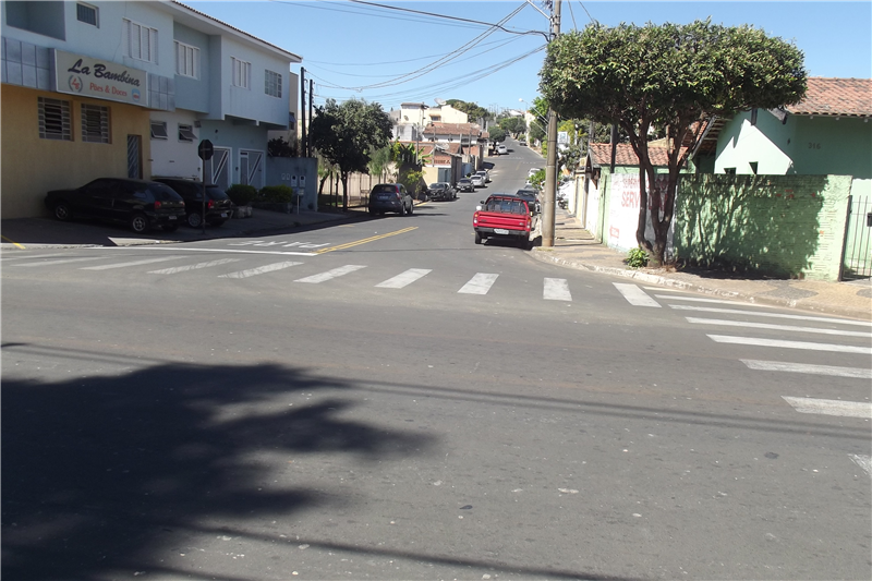 Carlão faz apelo por reforma em bueiro na rua Peru.