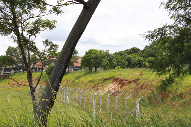 Moradores cobram construção de arquibancada ao lado de campo do Laudisse