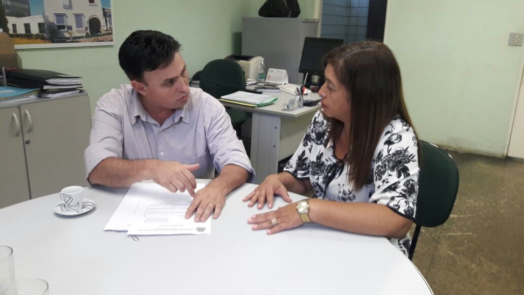 Carlos Fontes em reunião com Joana Scarpelin.