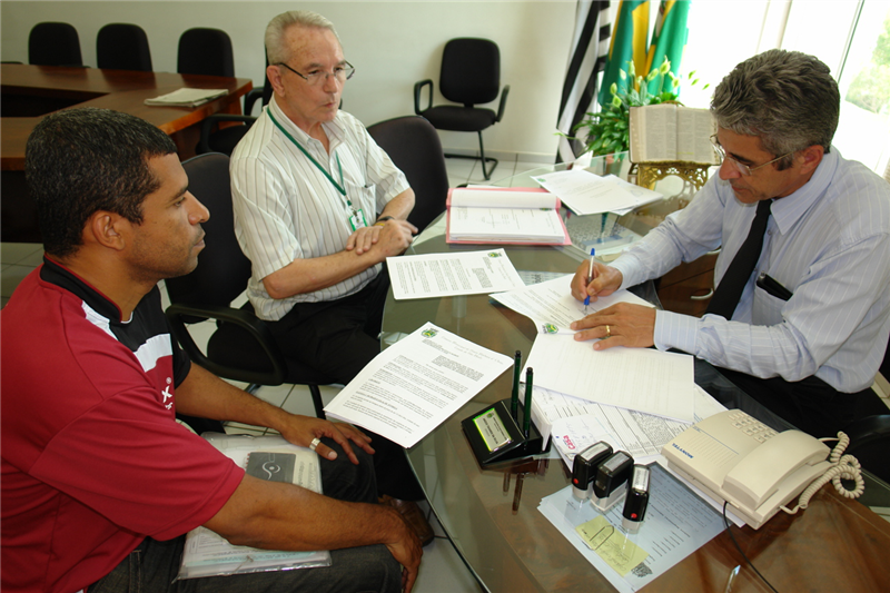 Anízio assina contrato com empresa