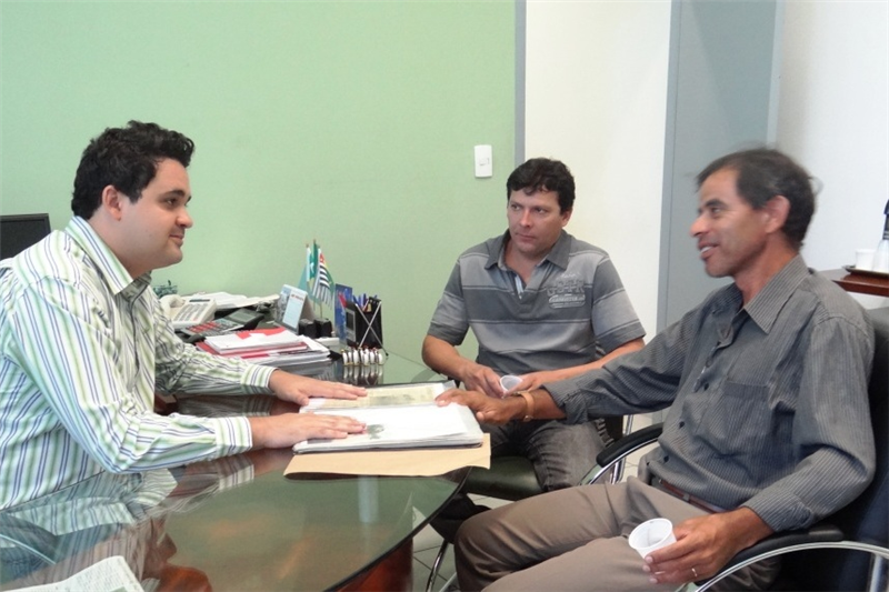 Pinguim recebe voluntários do projeto Pequenos Brilhantes em seu gabinete