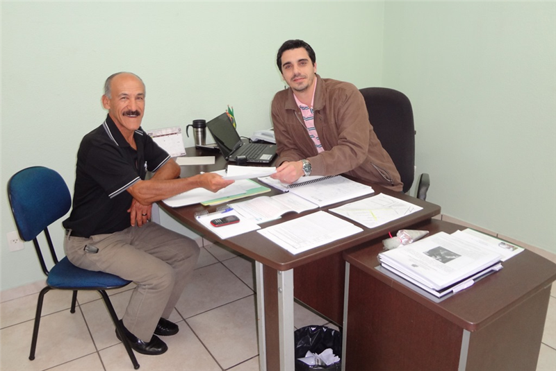 Pereira entrega ofício confirmando destinação de recursos para município ao secretário Rafael Piovesan
