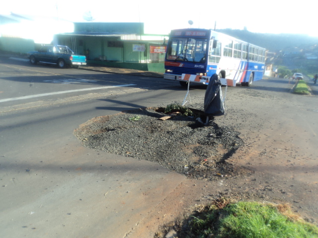 Cratera aberta em avenida do Parque Zabani tem prejudicado o tráfe no local