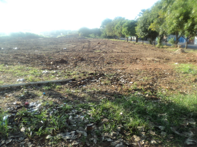 Área foi limpa e nivelada para a instalação de campo de futebol de areia