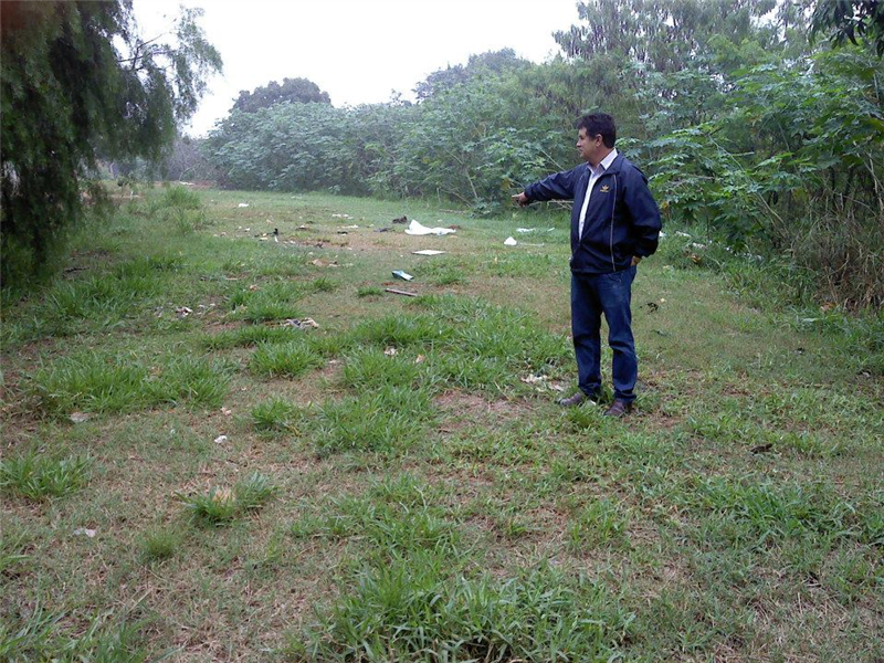 Prefeitura efetuou roçagem em área localizada próxima à rua Inglaterra após pedido de Antônio da  Loja