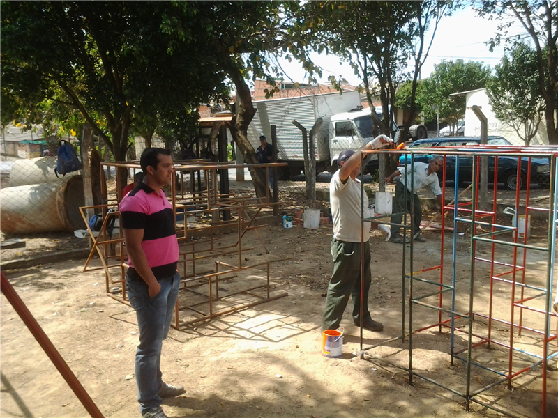 Alex acompanha revitalização em parque infantil.