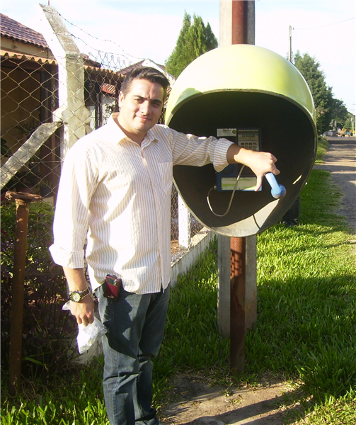 Felipe verifica telefone com problemas no Santo Antônio do Sapezeiro.