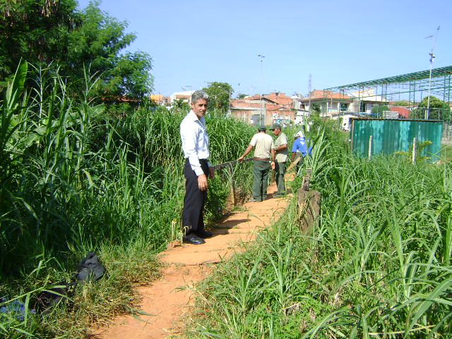 Anízio verifica pinguela entre os bairros Planalto do Sol e Conjunto Habitacional dos Trabalhadores.