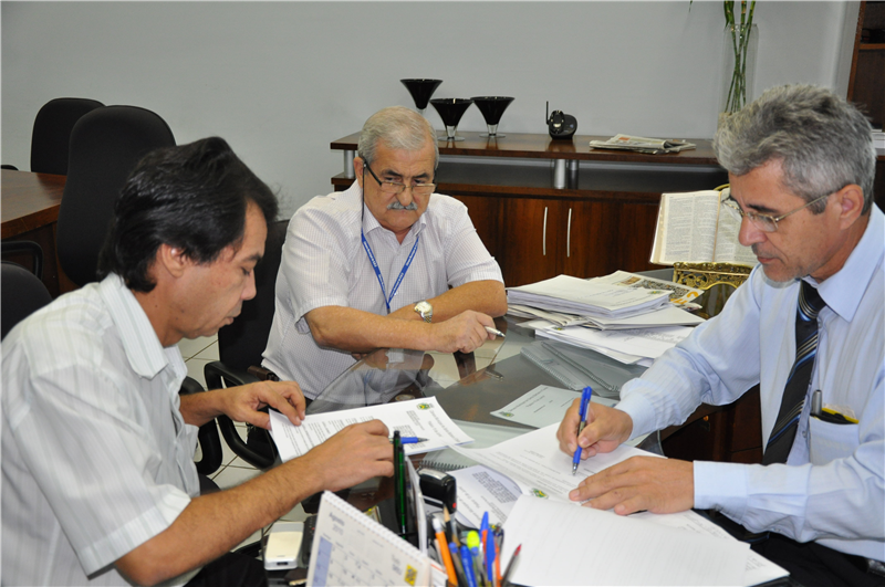Antonio César da Cruz, Oracy Scavassini e Anízio Tavares: contrato cartuchos novos
