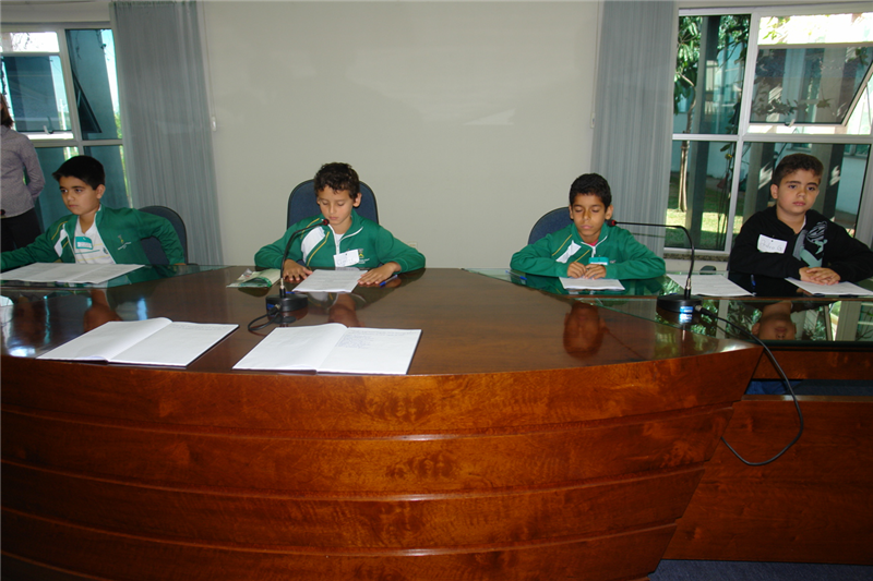 Alunos dirigem a reunião
