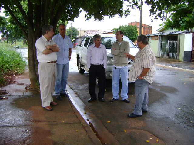 Anízio, acompanhado do secretário de Obras, Celso Cresta, visitou o Crema hoje