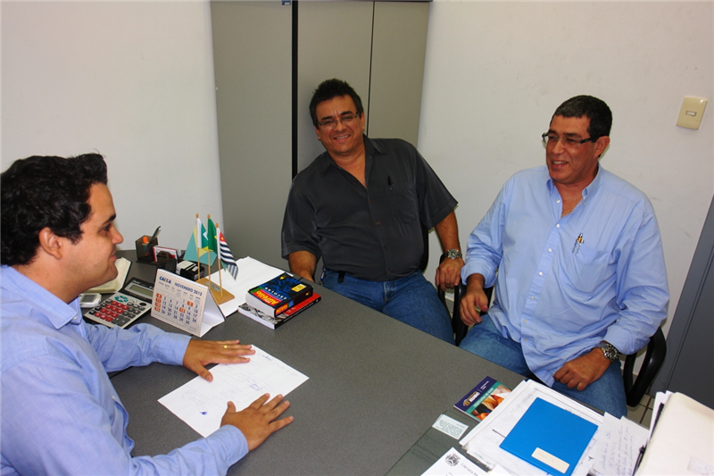 A funcionária Valdete Jangerme vota no representante na CIPA