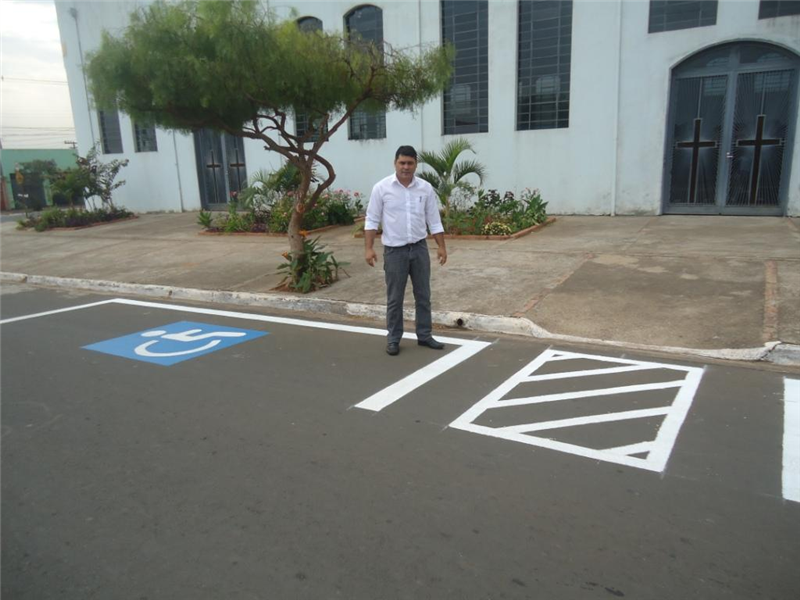 Sem sinalização no local, motoristas estacionavam em frente à guia rebaixada