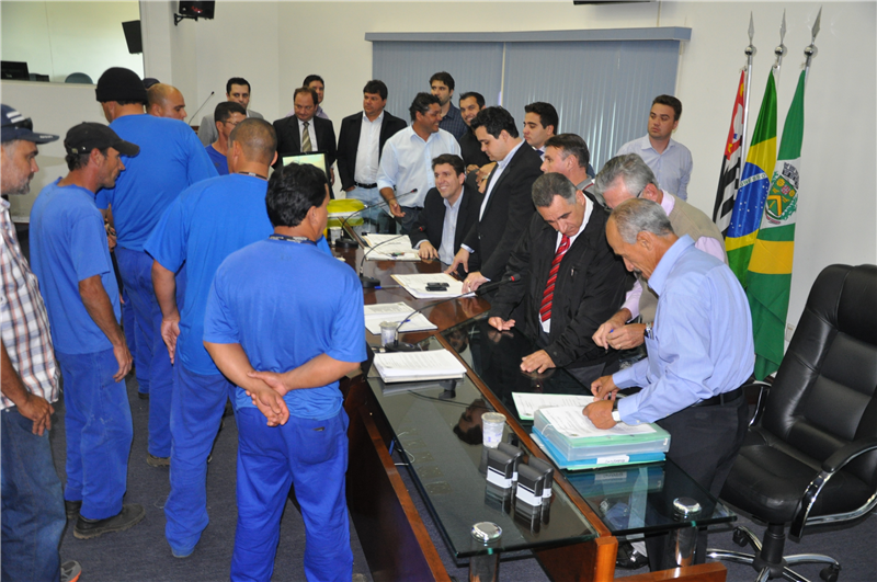 Encanadores do DAE acompanharam a votação de projeto relativo a salários