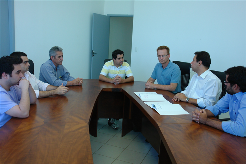 Novos servidores em reunião com Anízio Tavares