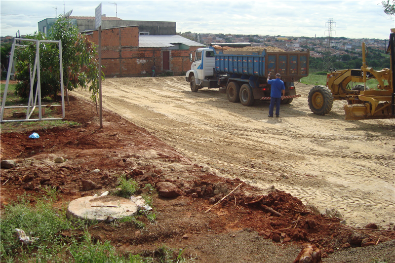Prefeitura realizou nivelamento do solo, antes de colocar areia e traves no campo de futebol