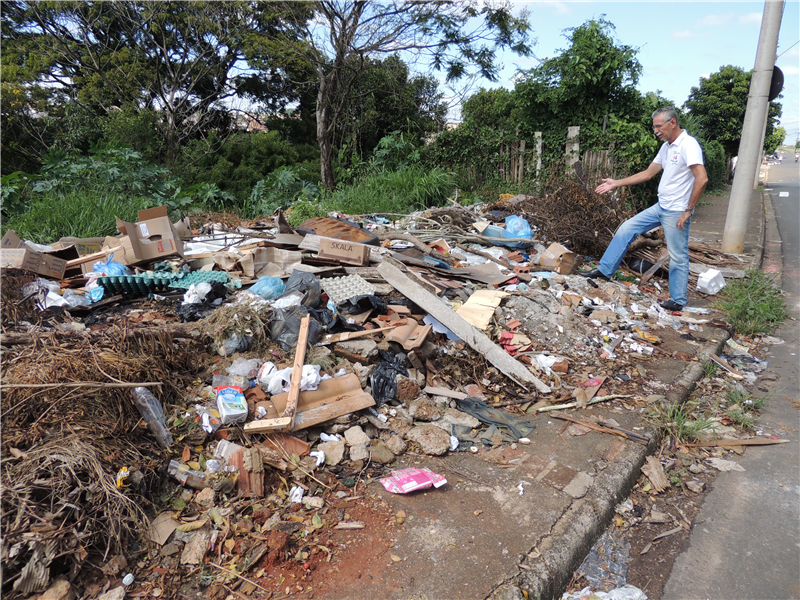 Acúmulo de lixo e de entulhos tem incomodado moradores do Jardim Europa