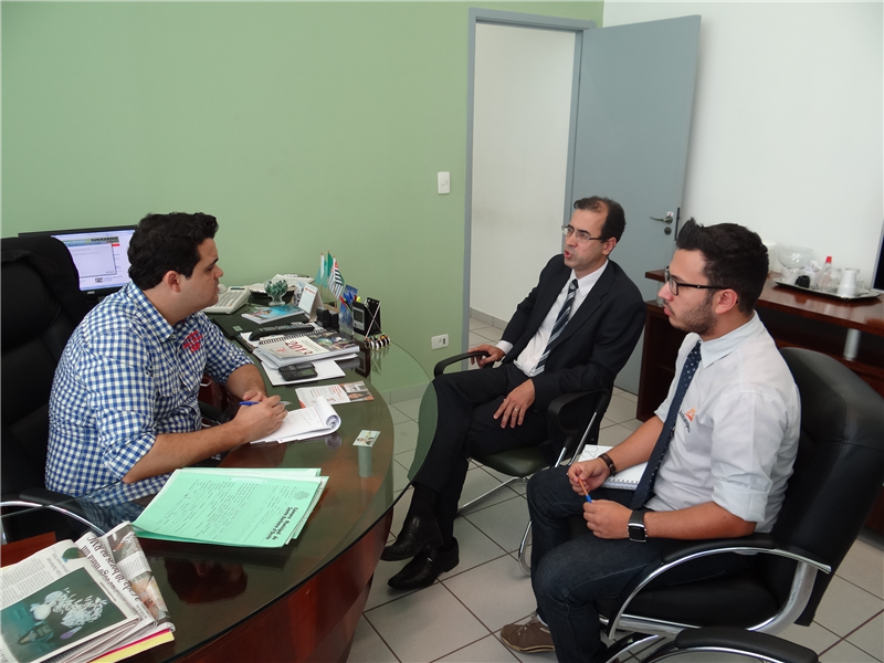 Pinguim em reunião com representantes da FAC.