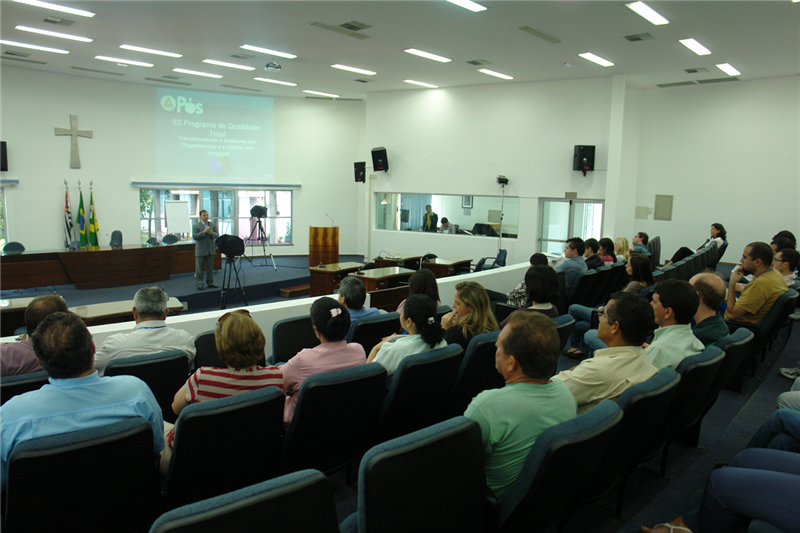 Funcionários participam de palestra sobre gestão empresarial