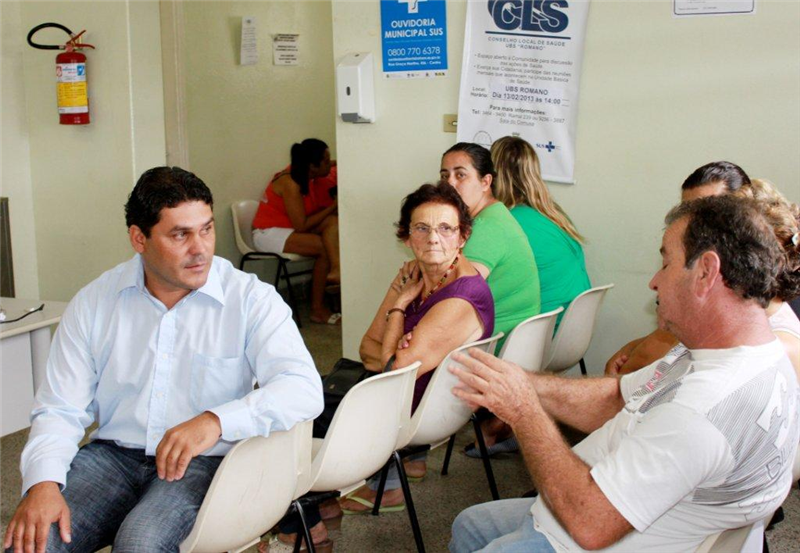 Bebeto conversa com familiares de criança atendida em UBS do Romano