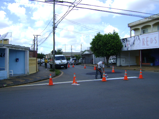 Funcionários do DAE realizam reparos na rua Curitiba.