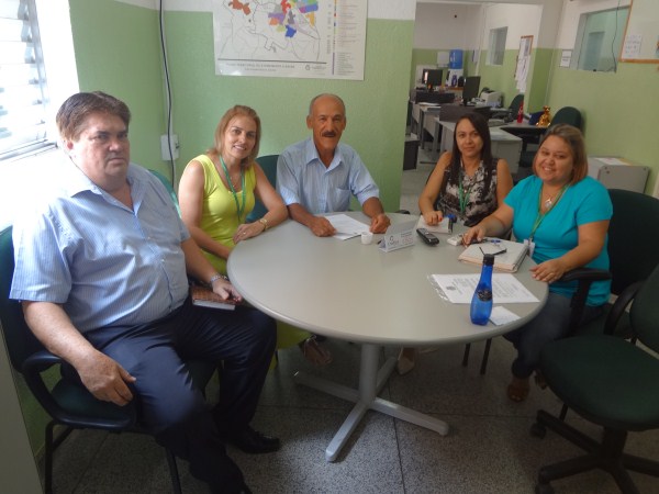 Pereira em reunião com membros da Secretaria de Saúde.
