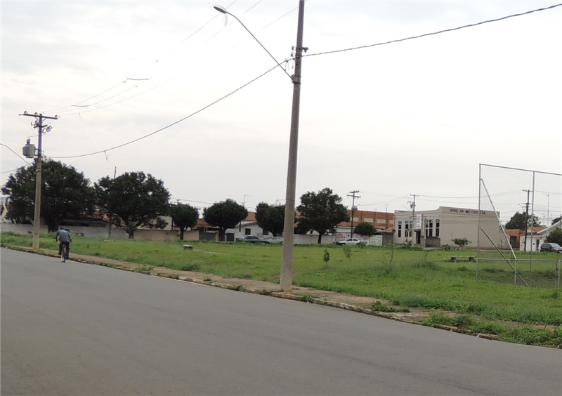 Praça de Esportes do Mollon, segundo moradores, precisa de manutenção e iluminação