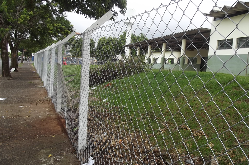 Após pedido de Carlão, Prefeitura conserta alambrado da Emei Olímpia Gelli 