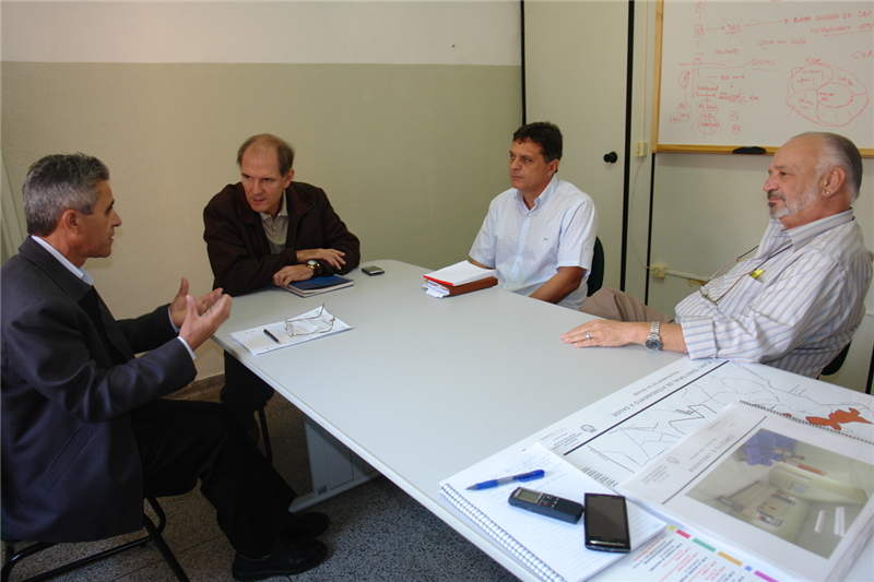 Anízio, Ribeiro, Evandro e Thomas em reunião.