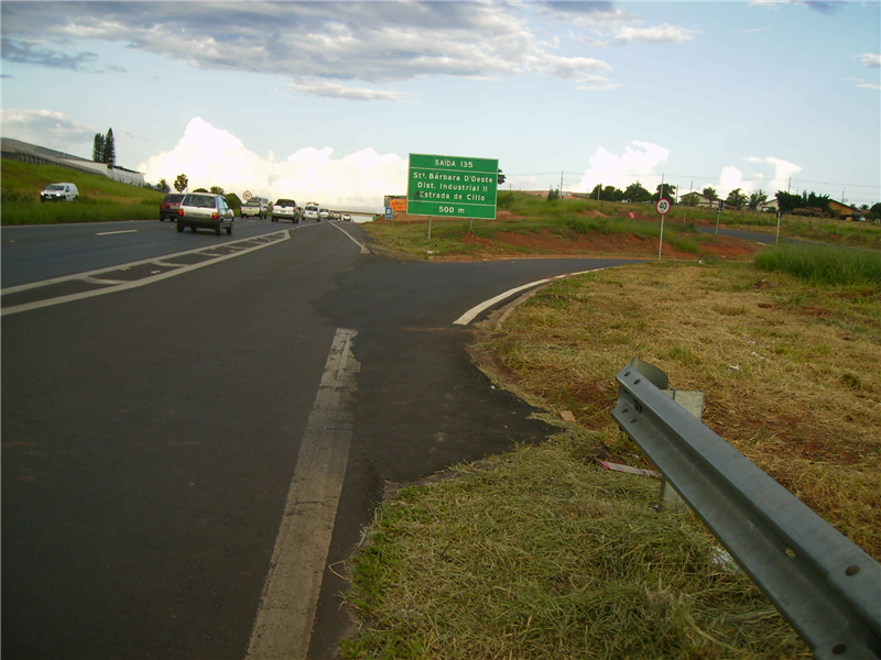 Felipe Sanches faz apelo por sinalização no km 135 da SP-304.