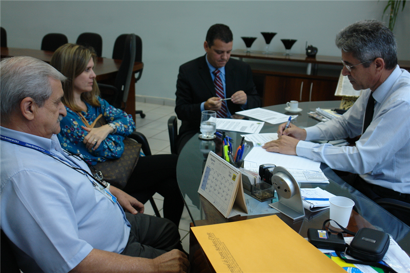Anízio assinou contrato com representante da empresa, na presença de testemunhas