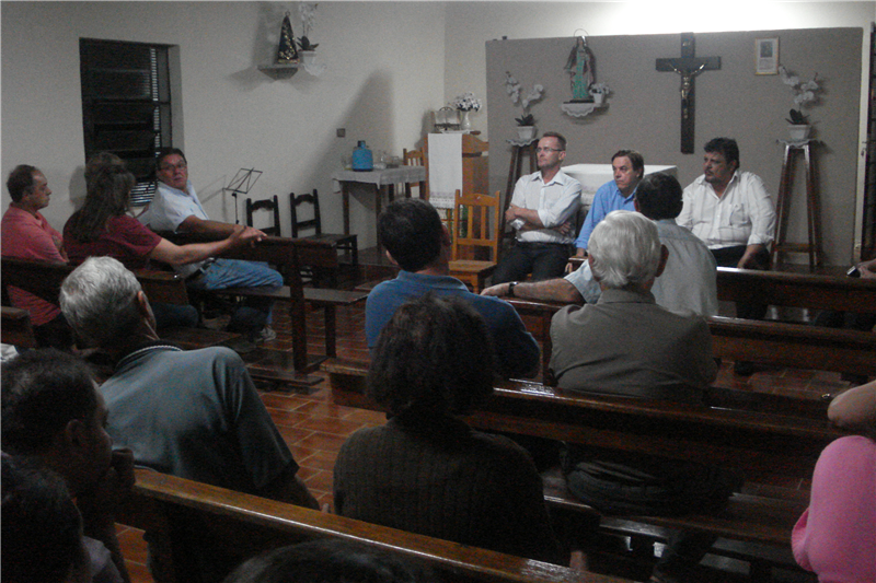 Reunião na capela Santa Luzia.