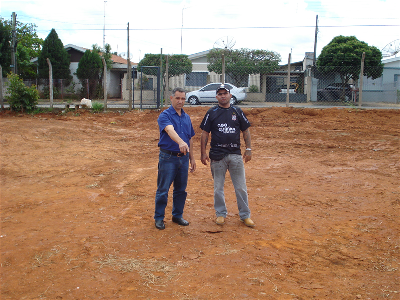 Ademir acompanha obra de revitalização de área de lazer no Mollon 4.