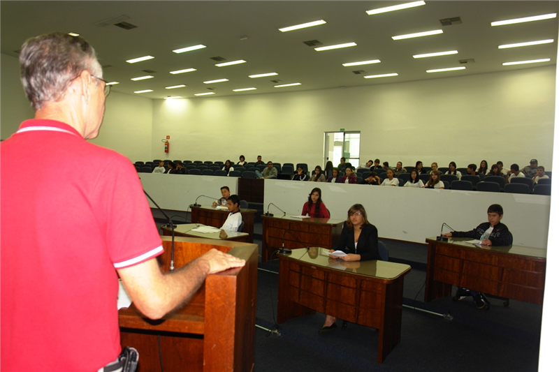 Carlão, homenageado com moção de aplauso, conversa com estudantes durante reunião simulada