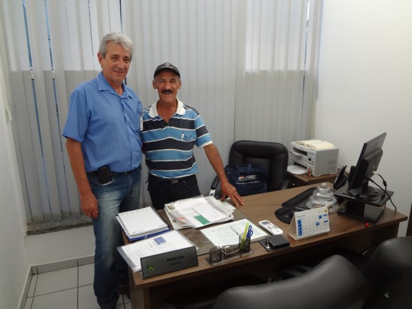 Pereira homenageia Luiz Roberto Gatto.