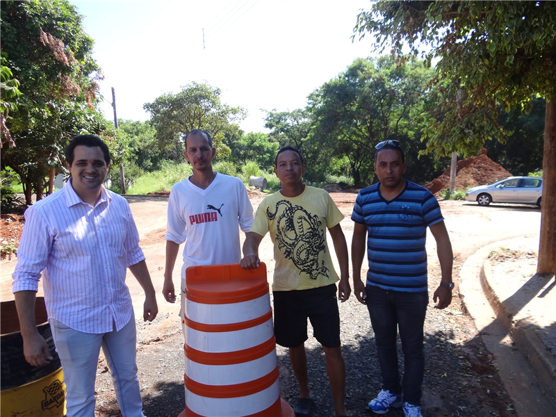 Pinguim acompanha obras contra enchentes no final da avenida da Indústria.