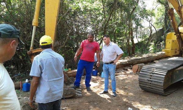 Carlos Fontes acompanha reconstrução de pinguela.