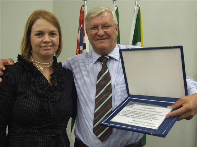 Peressim é homenageado por Débora