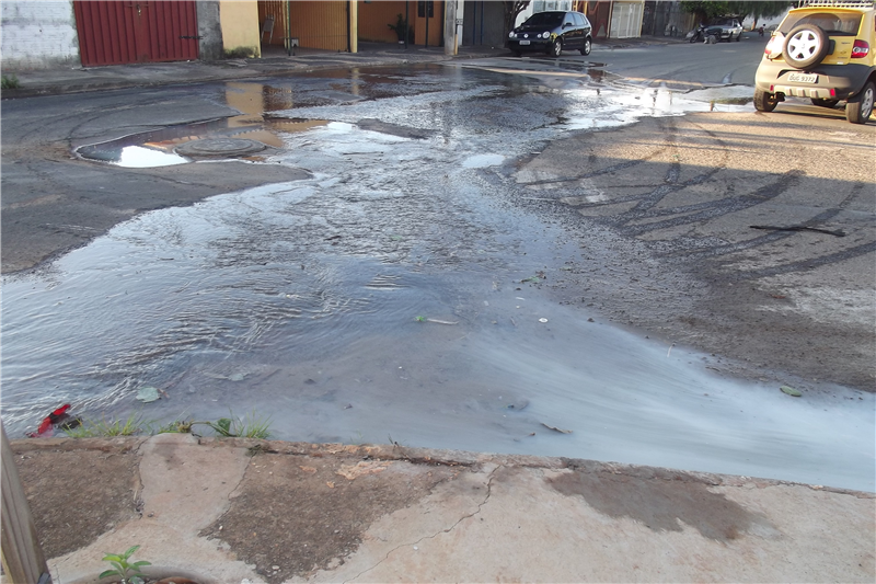 Falta de canaleta provoca poças d água em via do Jardim Europa