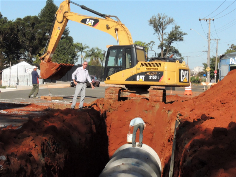 Carlão em visita às obras na rua Limeira.